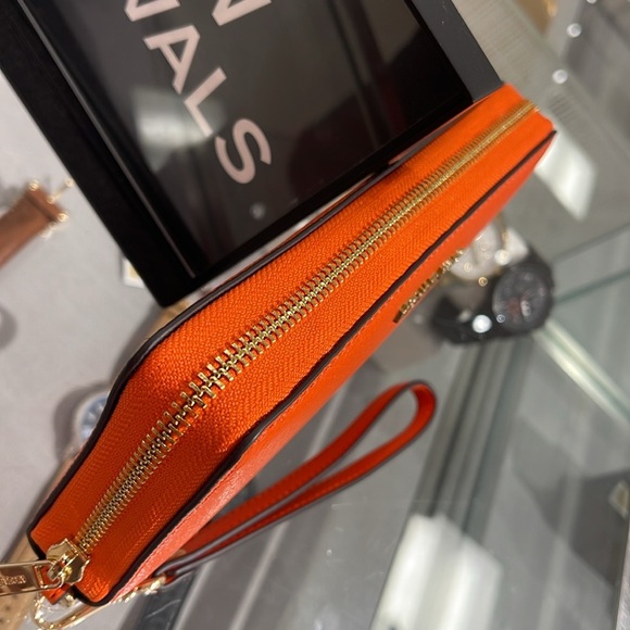 MICHAEL KORS JST
Leather Continental Wristlet Phone Case Wallet
Poppy
NWT - Picture 15 of 16